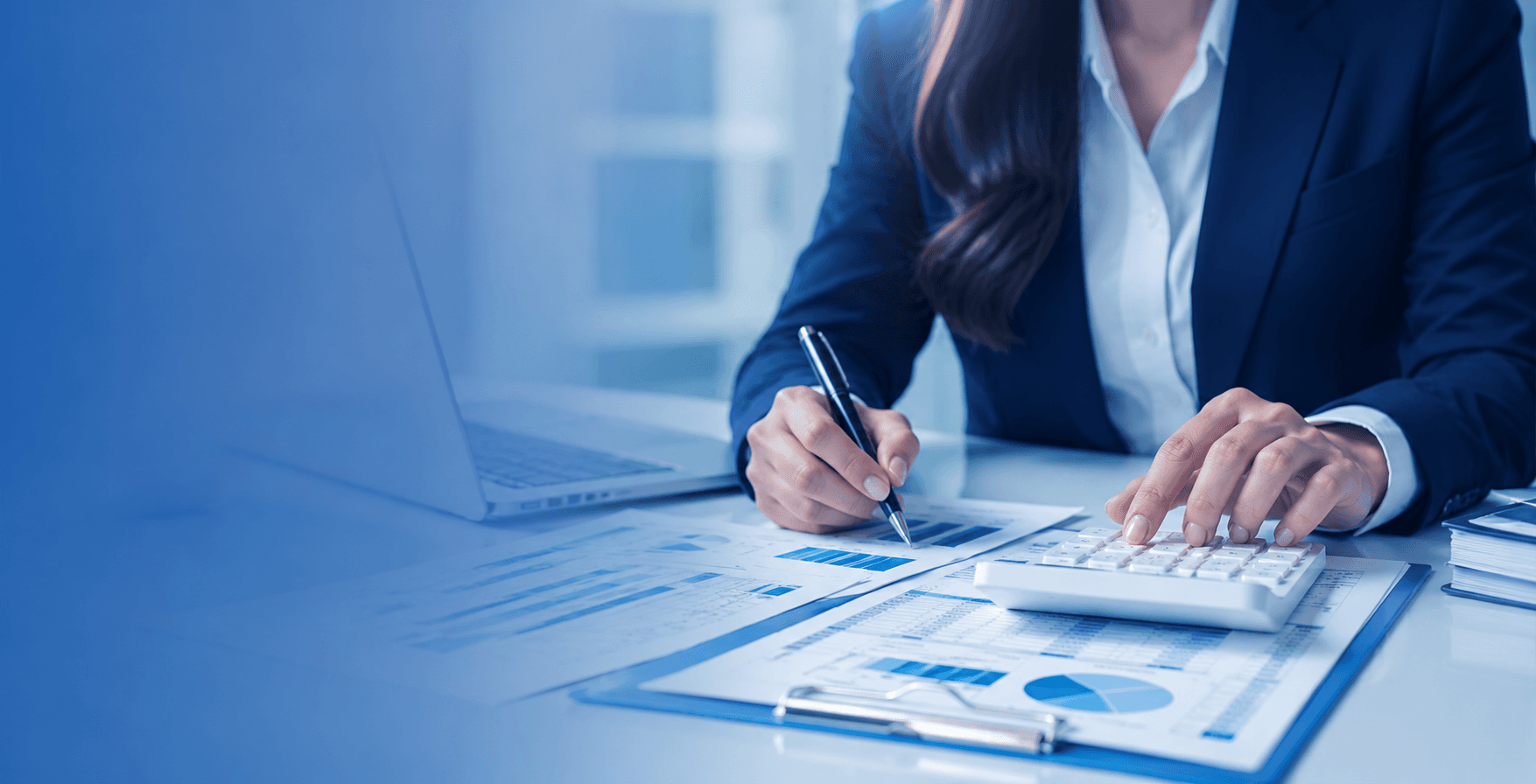 Specialist contabil verificând rapoarte financiare